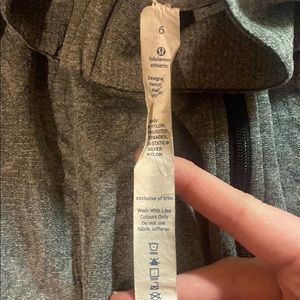 Lululemon fitted zip up size 6. Just been sitting in my closet. Will take 30on♈️